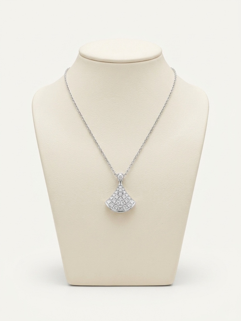 NWT GRA Certified Moissanite Fan Pendant Necklace ✨
